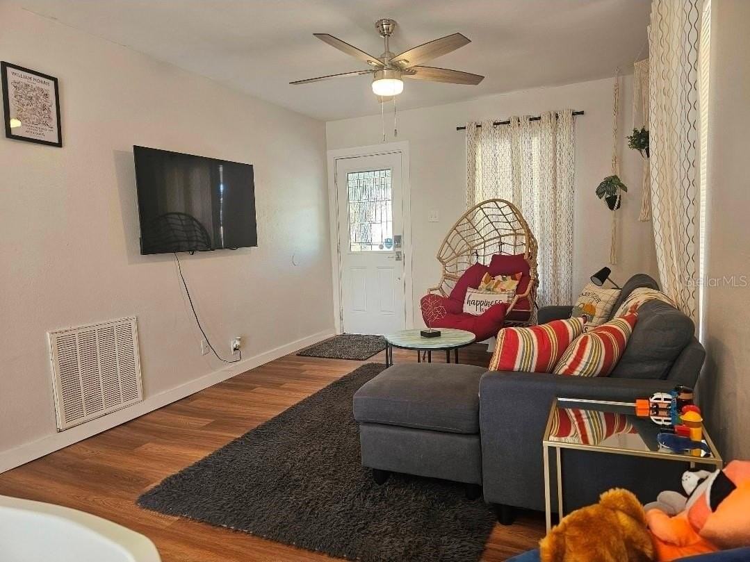 2015 Oakwood Ave - Photo 3 of 21