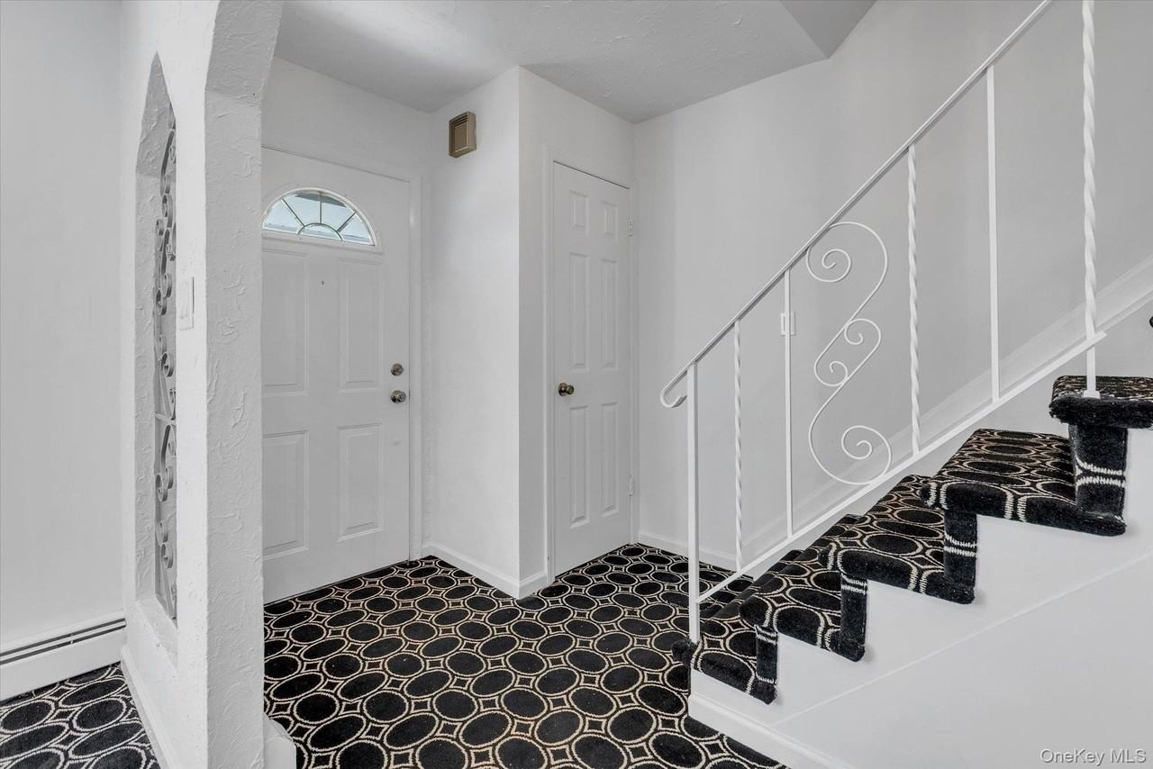 217 Bellerose Ave - Photo 2 of 24