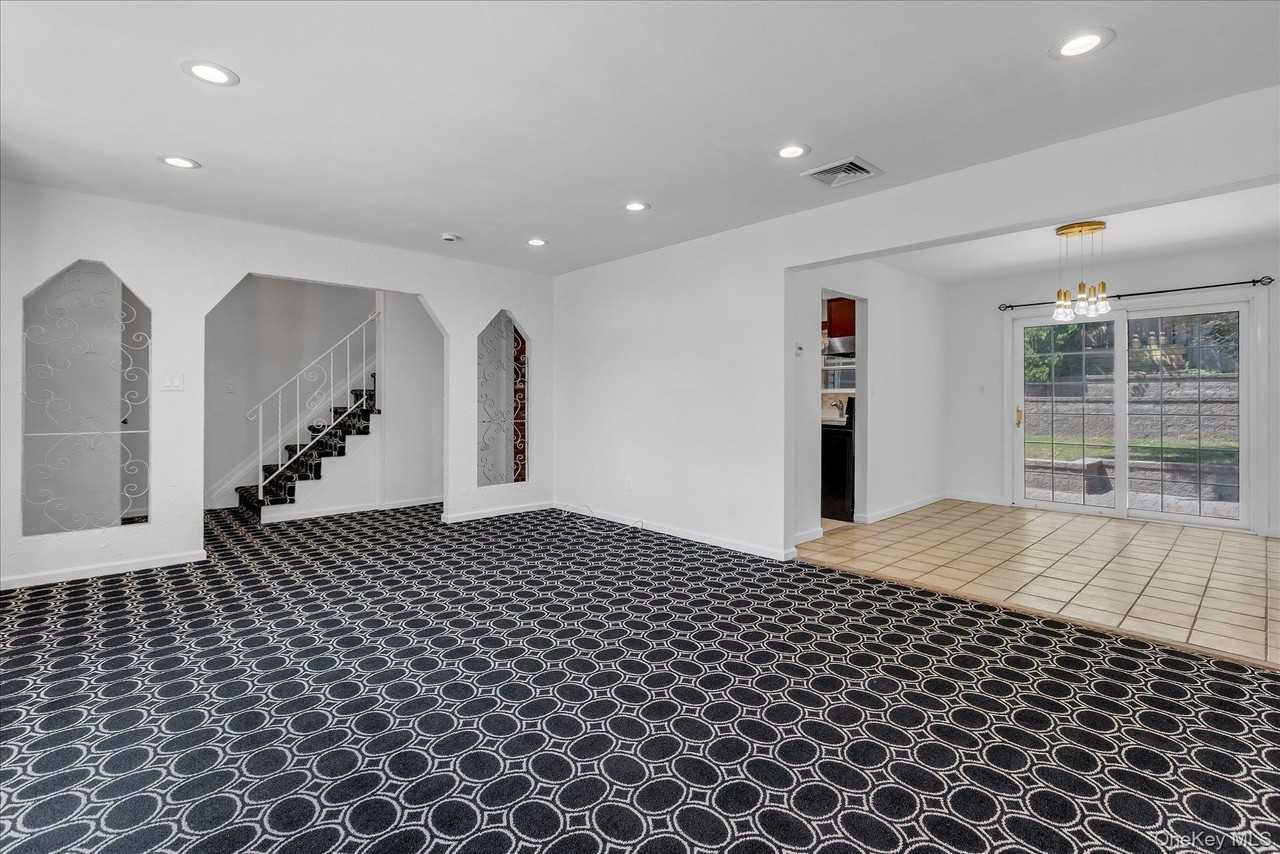 217 Bellerose Ave - Photo 4 of 24