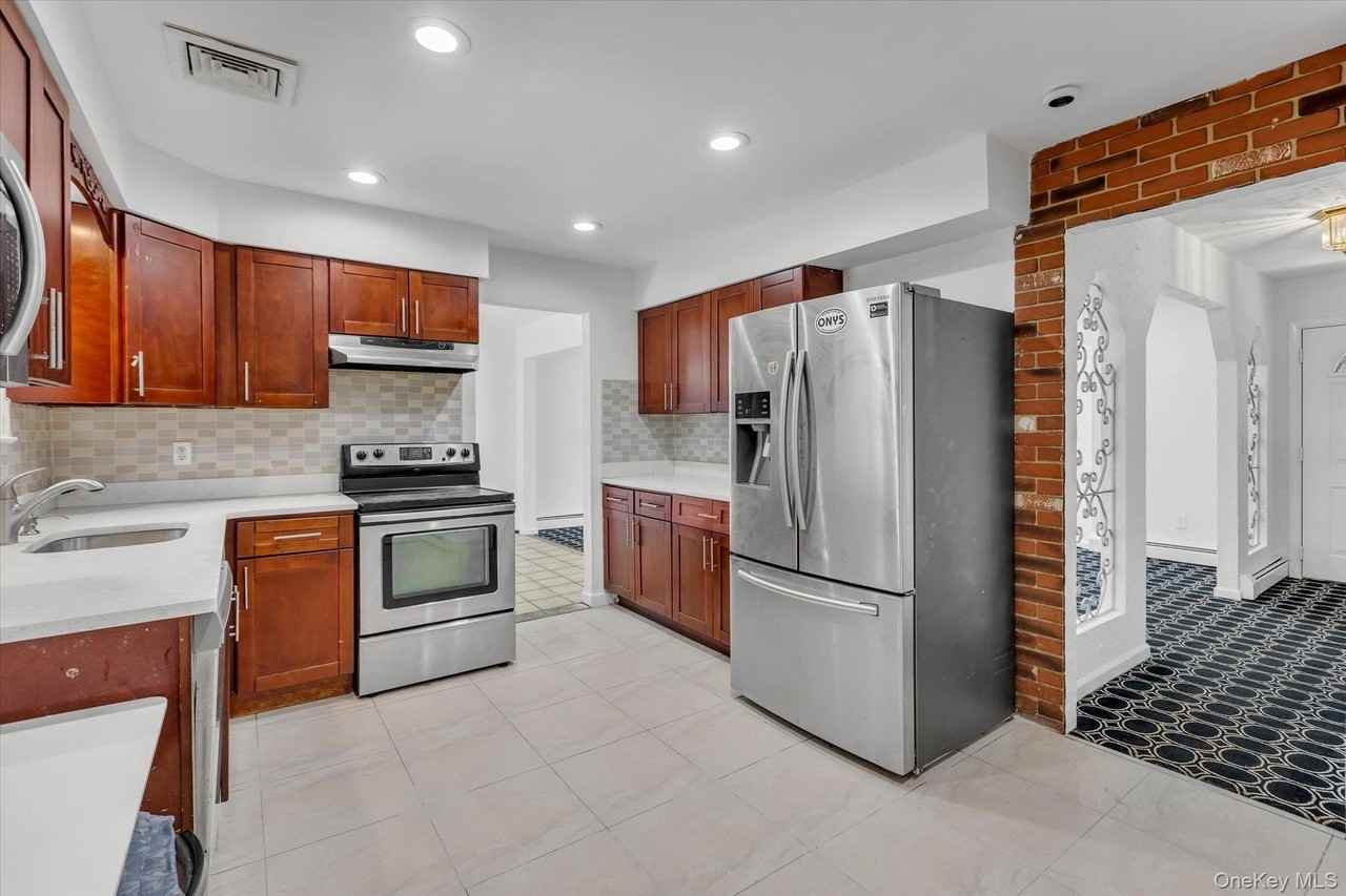 217 Bellerose Ave - Photo 7 of 24
