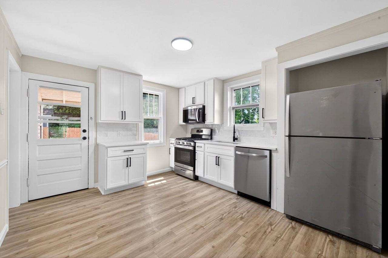 304 Bayless Ave - Photo 2 of 18