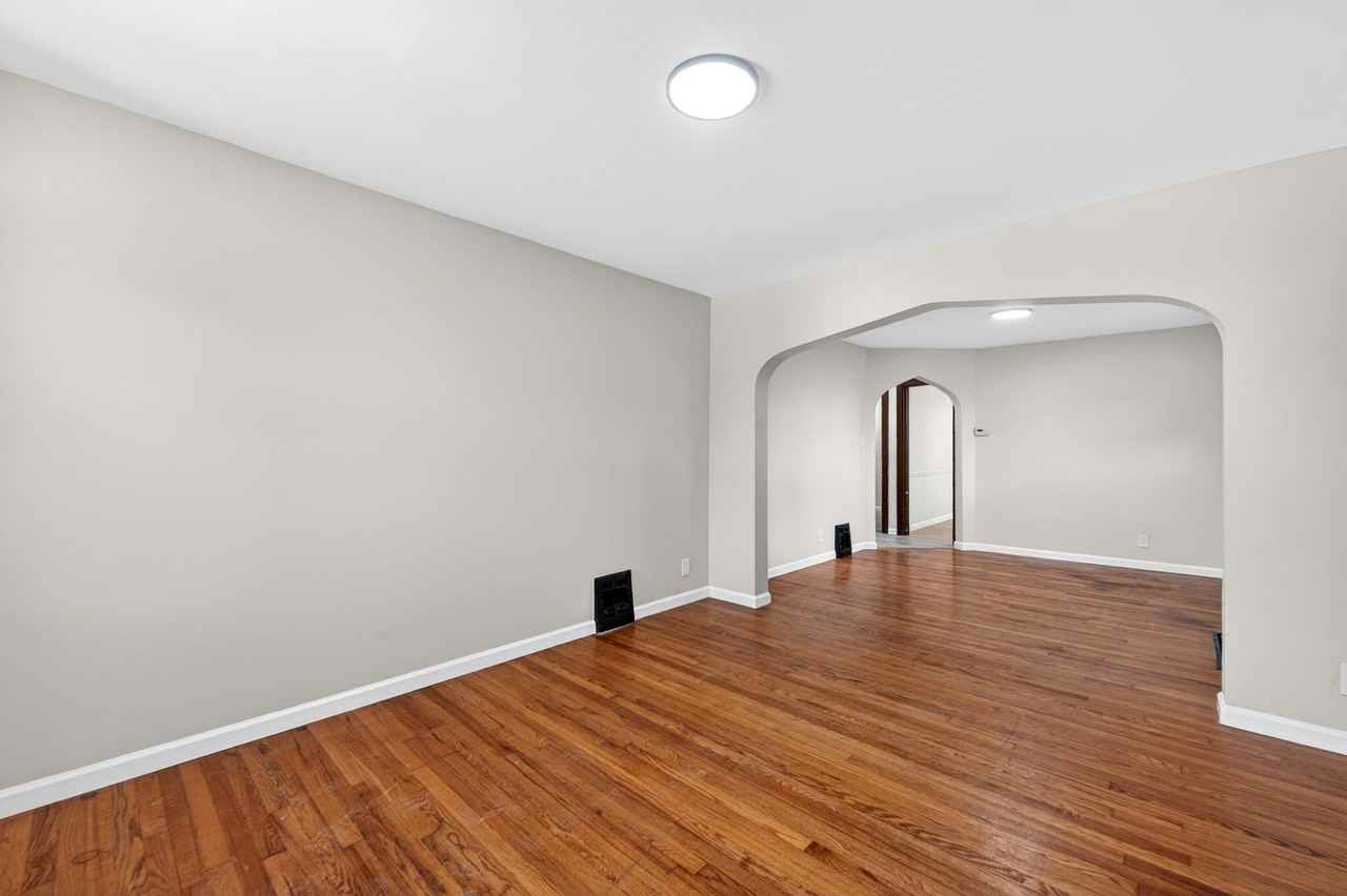 304 Bayless Ave - Photo 4 of 18