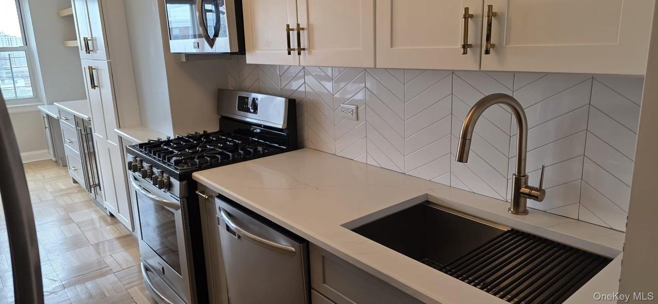 4555 Henry Hudson Pkwy #1410 - Photo 7 of 9