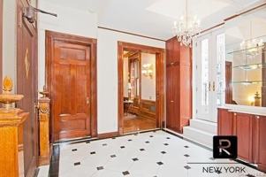 featured image of 21 E 84th St #TH