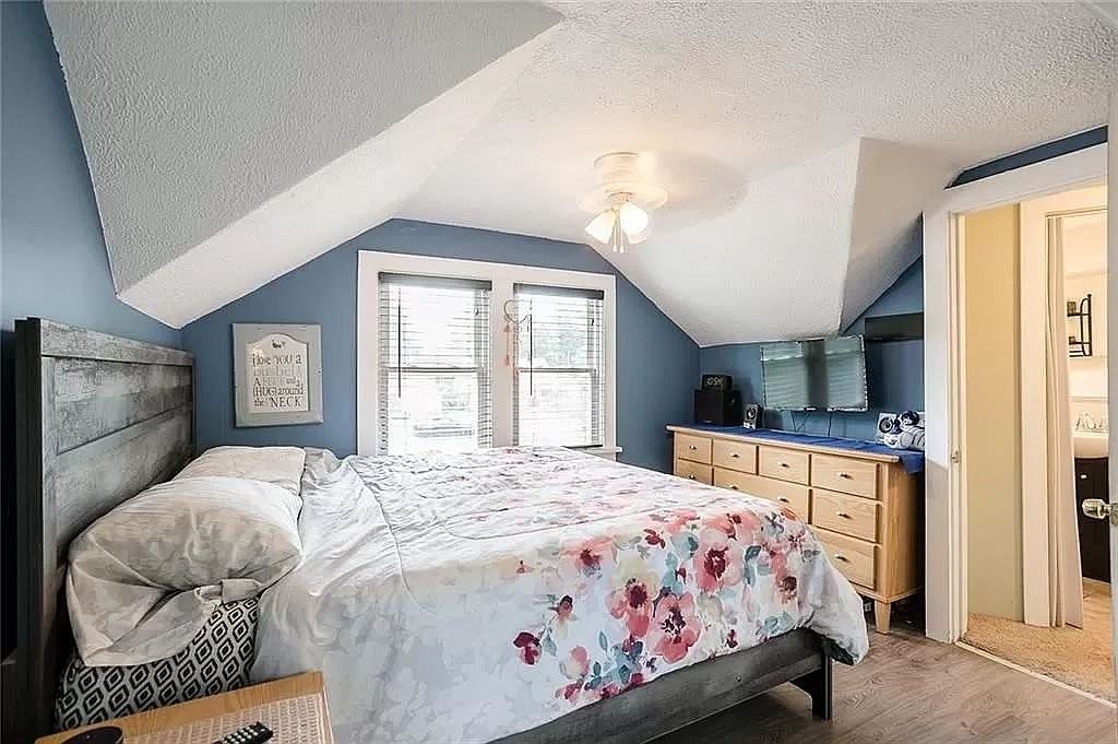 422 Westchester Ave - Photo 2 of 14