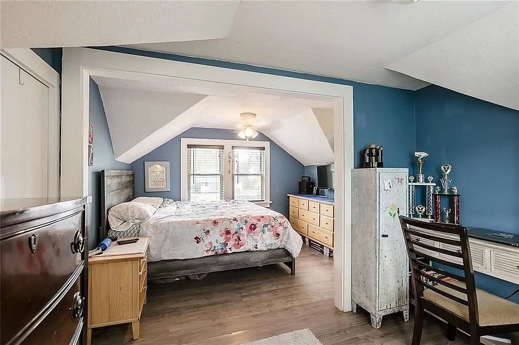 422 Westchester Ave - Photo 3 of 14