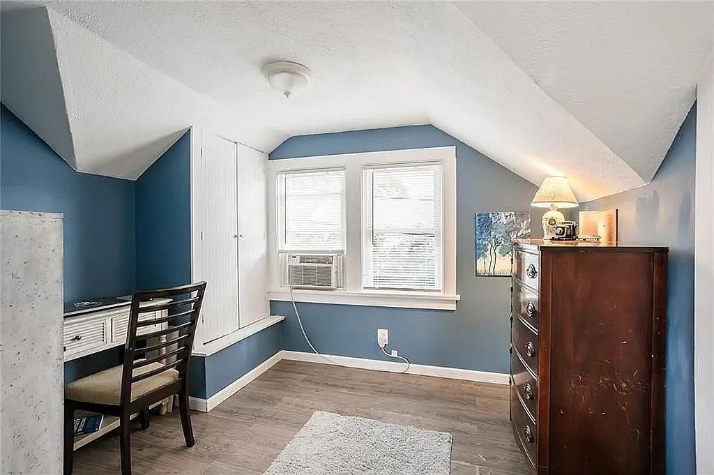 422 Westchester Ave - Photo 4 of 14