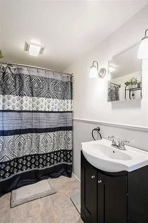 422 Westchester Ave - Photo 5 of 14