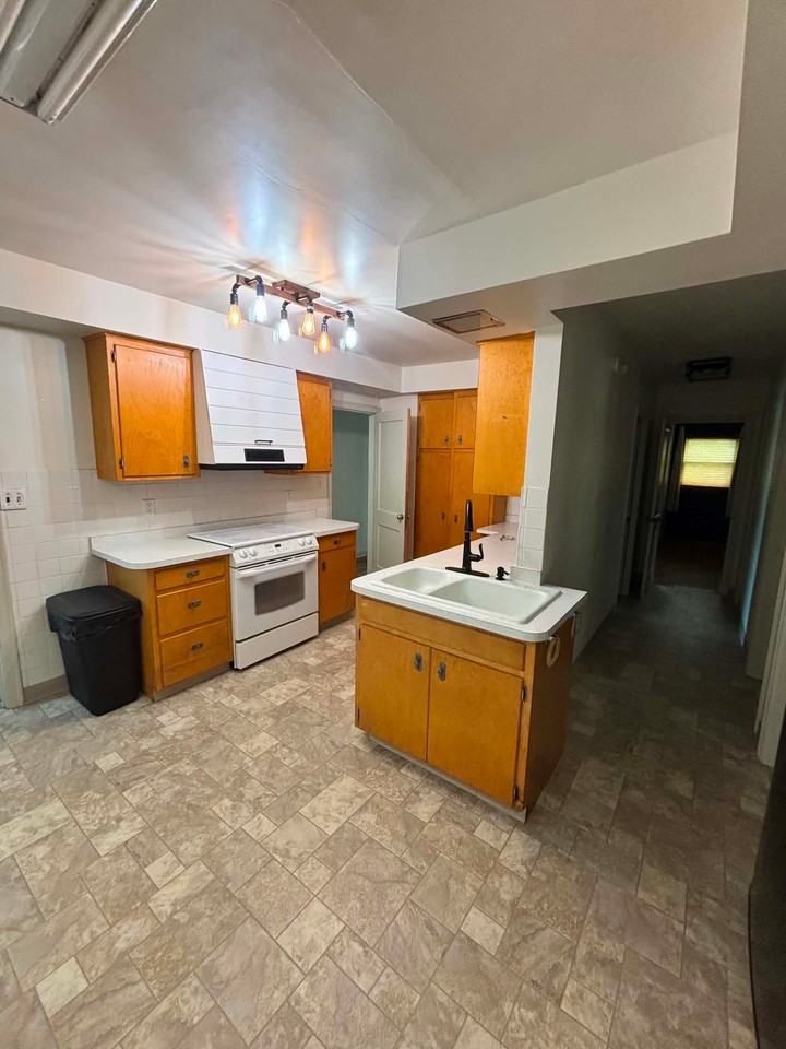 917 2nd Pl Ne - Photo 3 of 16