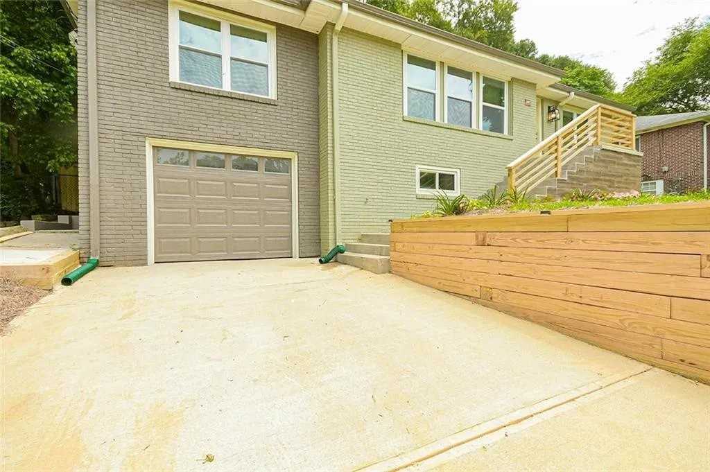 220 Napoleon Dr Sw - Photo 2 of 20