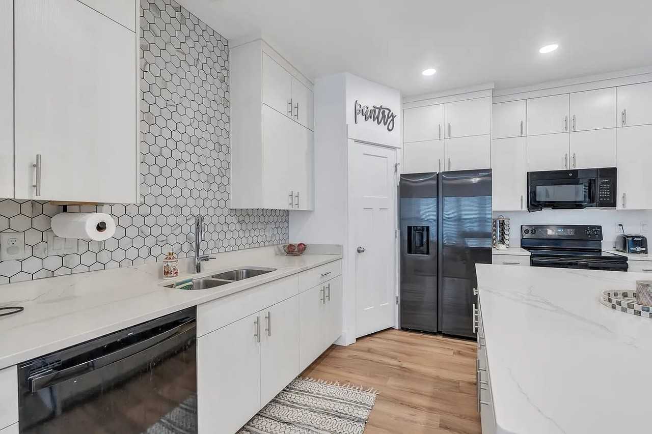2740 E Kistler Aly - Photo 3 of 12