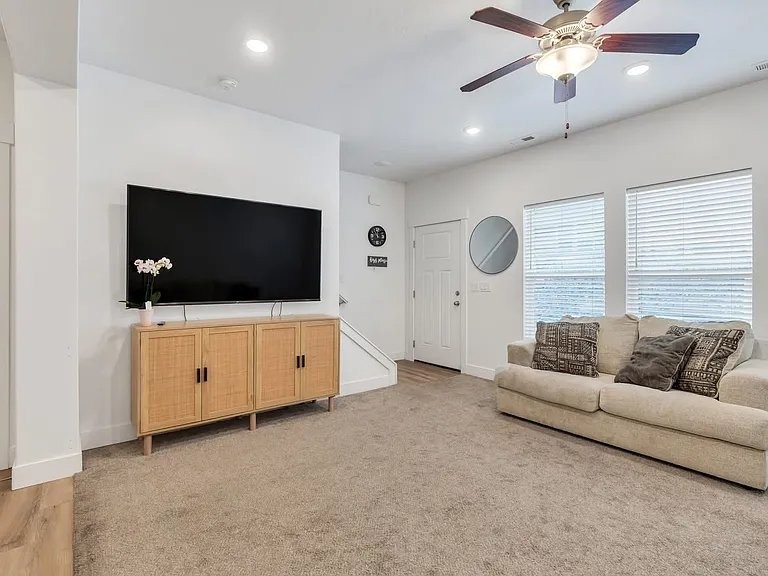 2740 E Kistler Aly - Photo 4 of 12