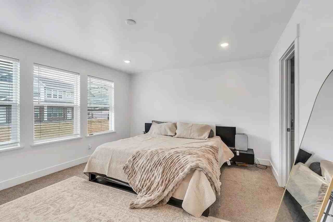 2740 E Kistler Aly - Photo 5 of 12