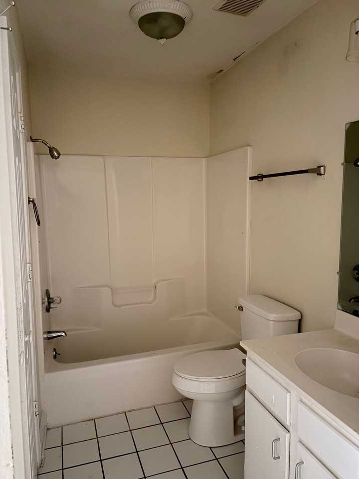 209 E 12th St - Photo 2 of 7