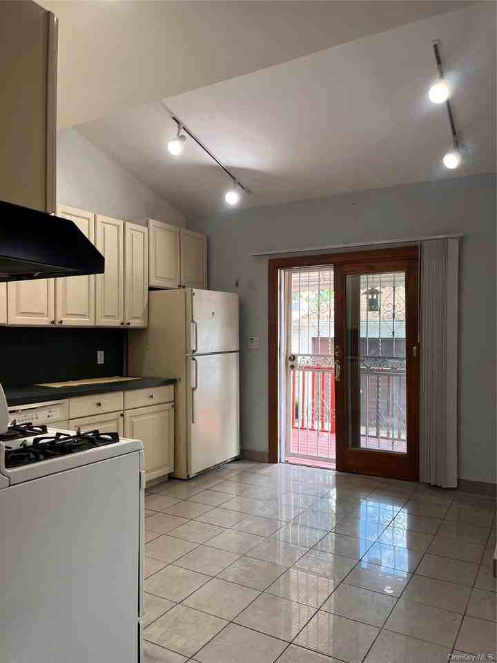 8023 159th St - Photo 5 of 15