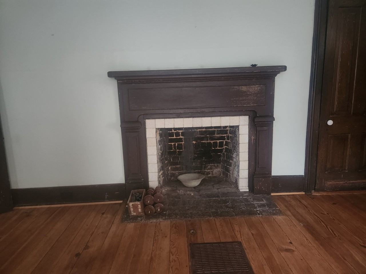 428 N Ellis St - Photo 3 of 5