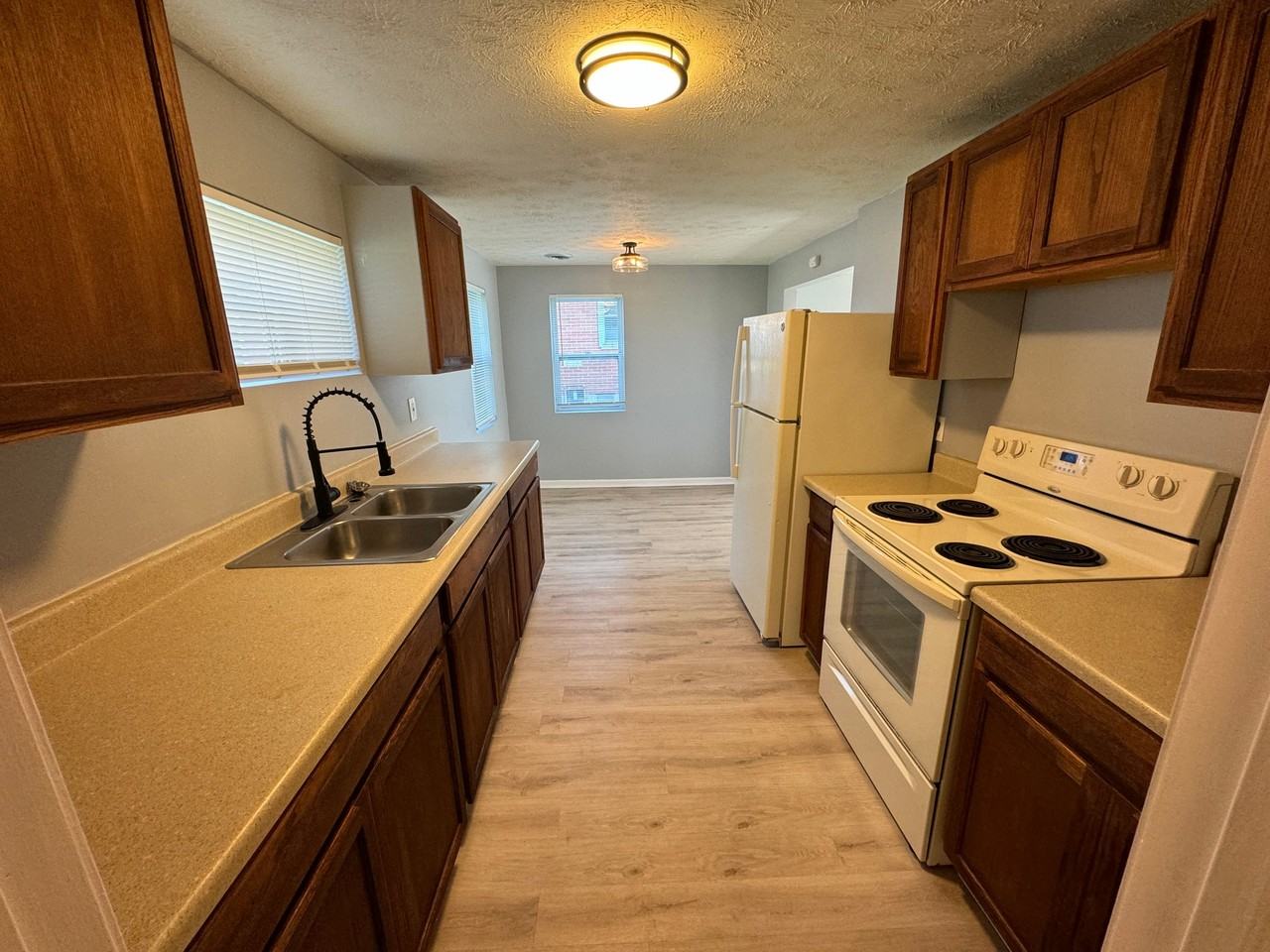 398 N Columbus St - Photo 2 of 9