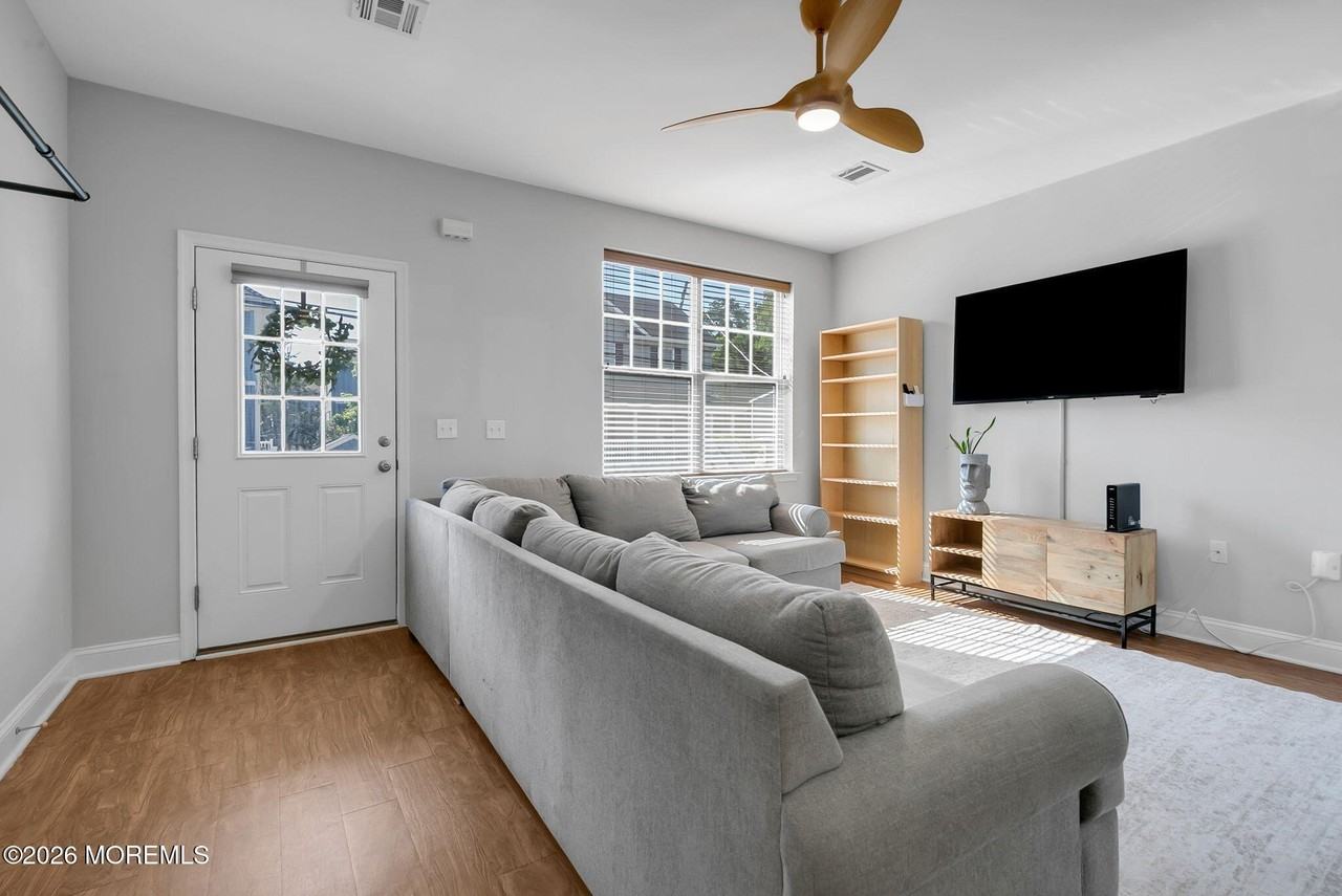 88 Seadrift Ave - Photo 2 of 24