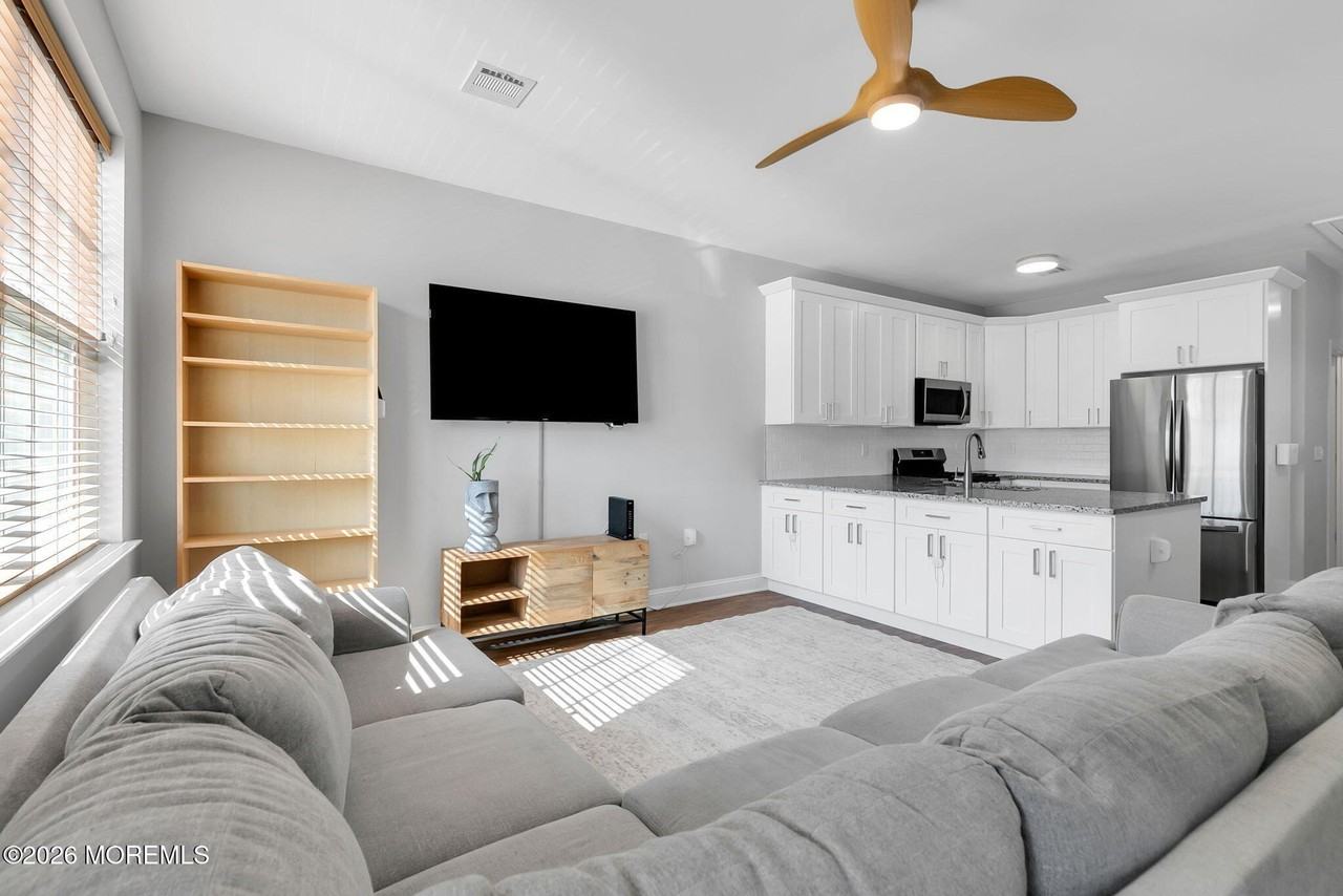 88 Seadrift Ave - Photo 3 of 24