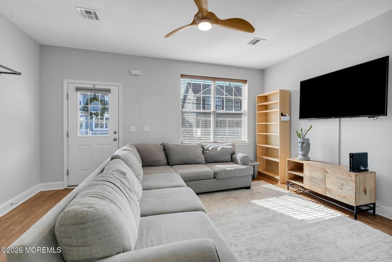 88 Seadrift Ave - Photo 5 of 24