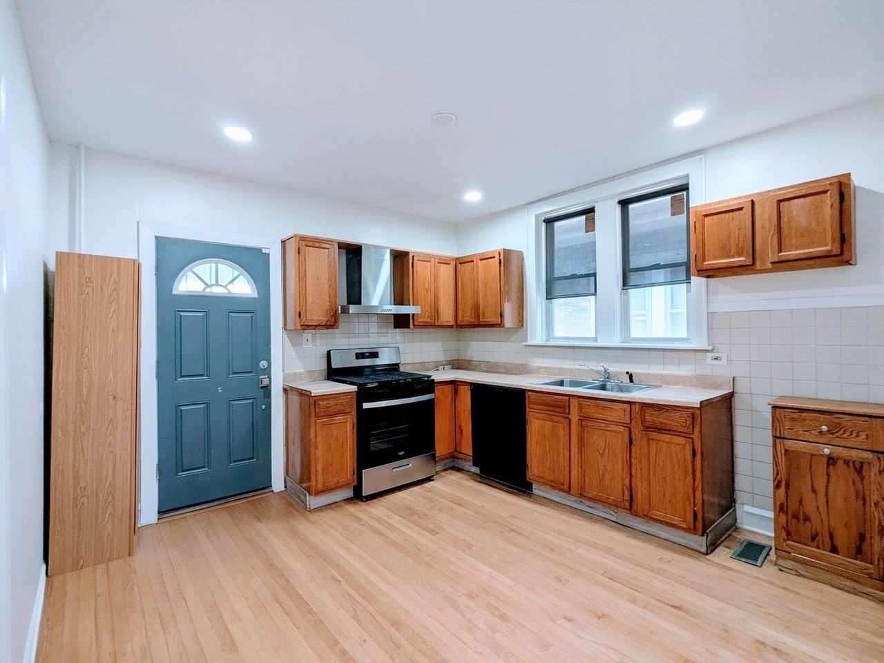 834 N Kolin Ave - Photo 3 of 30
