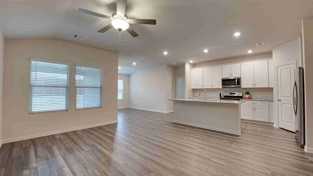 1115 Enchanted Rock Ln - Photo 4 of 33