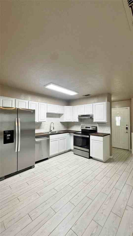 7001 Porthville Dr - Photo 6 of 17