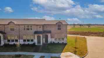featured image of 3201 Solana Cir