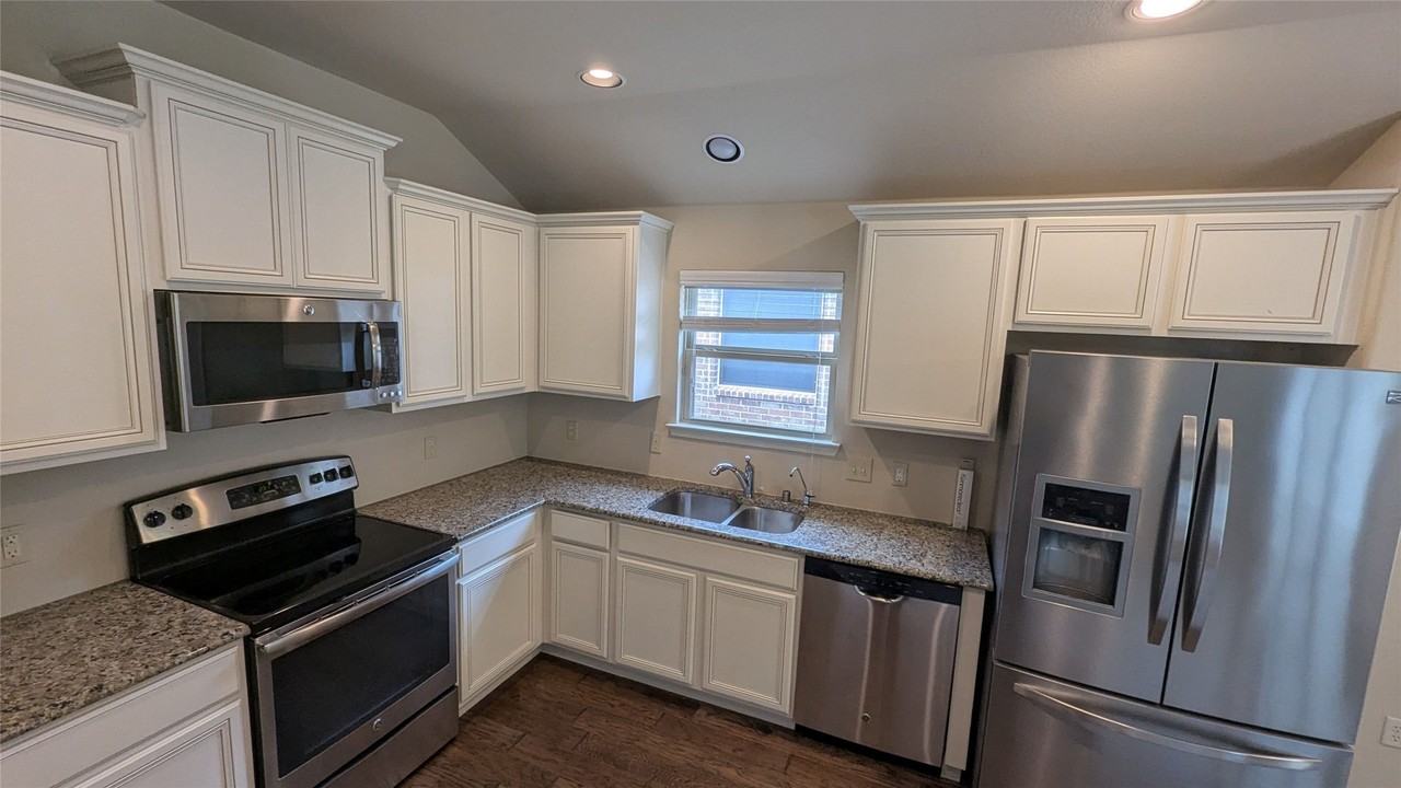 2805 Leslie Ln - Photo 7 of 17