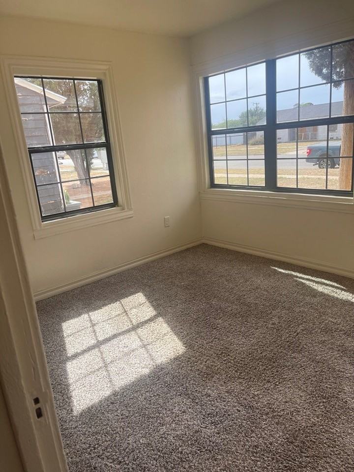 1101 W Kentucky Ave - Photo 4 of 10