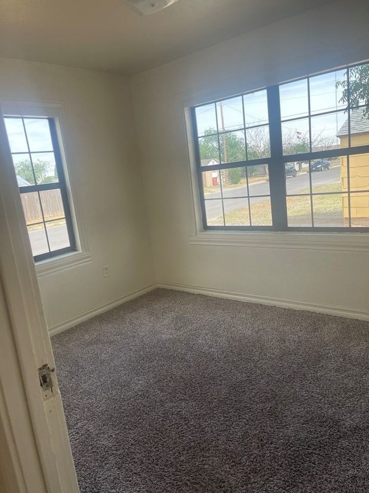 1101 W Kentucky Ave - Photo 6 of 10