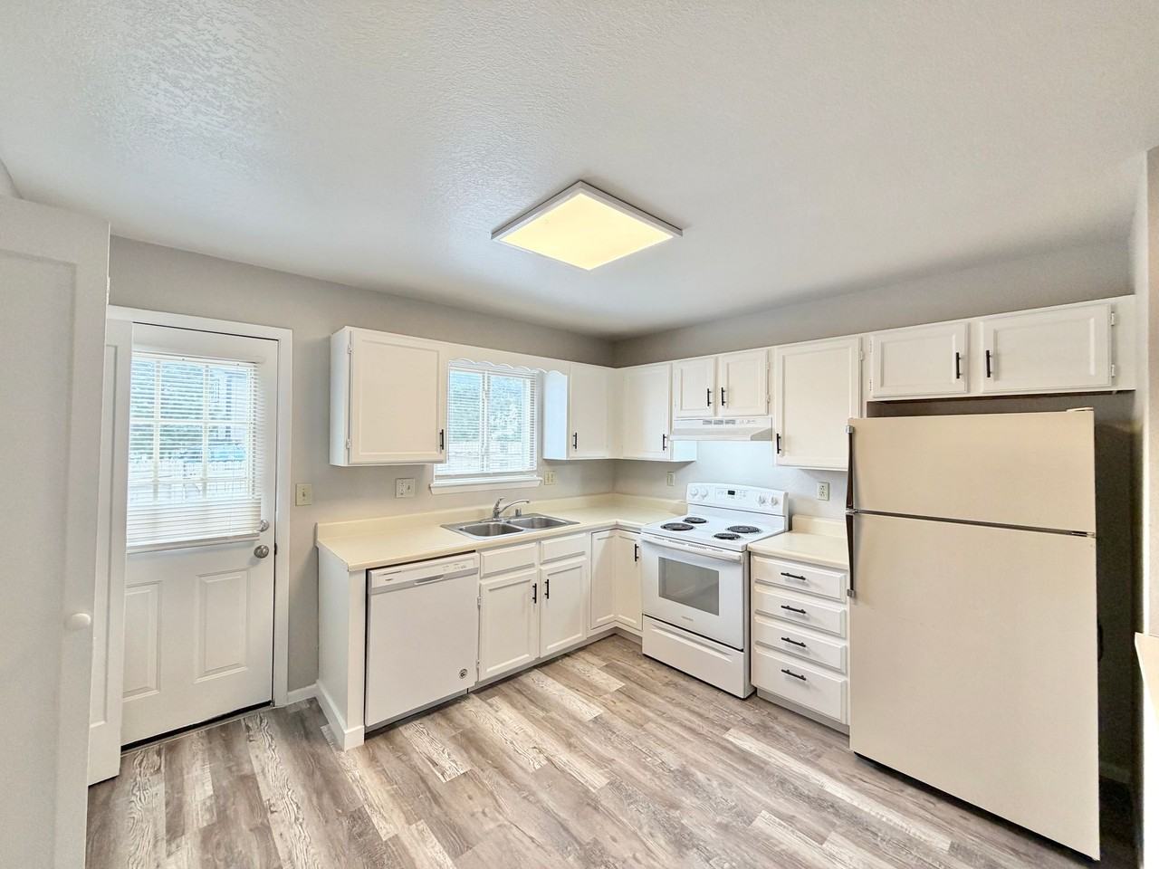 2340 Split Rock Dr - Photo 2 of 7