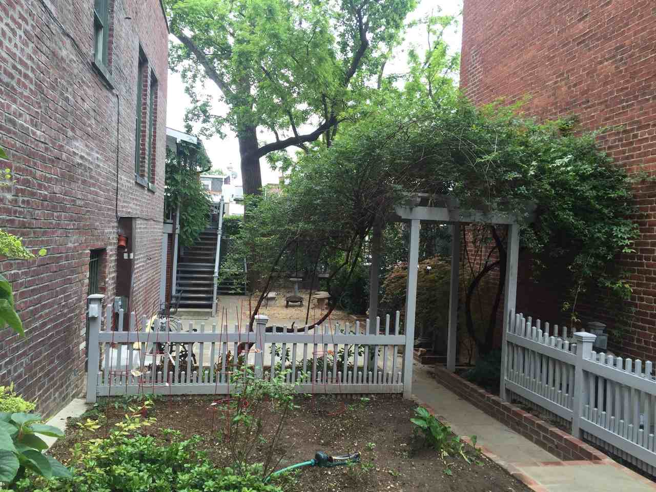 1734 Lamont St Nw #B - Photo 4 of 7