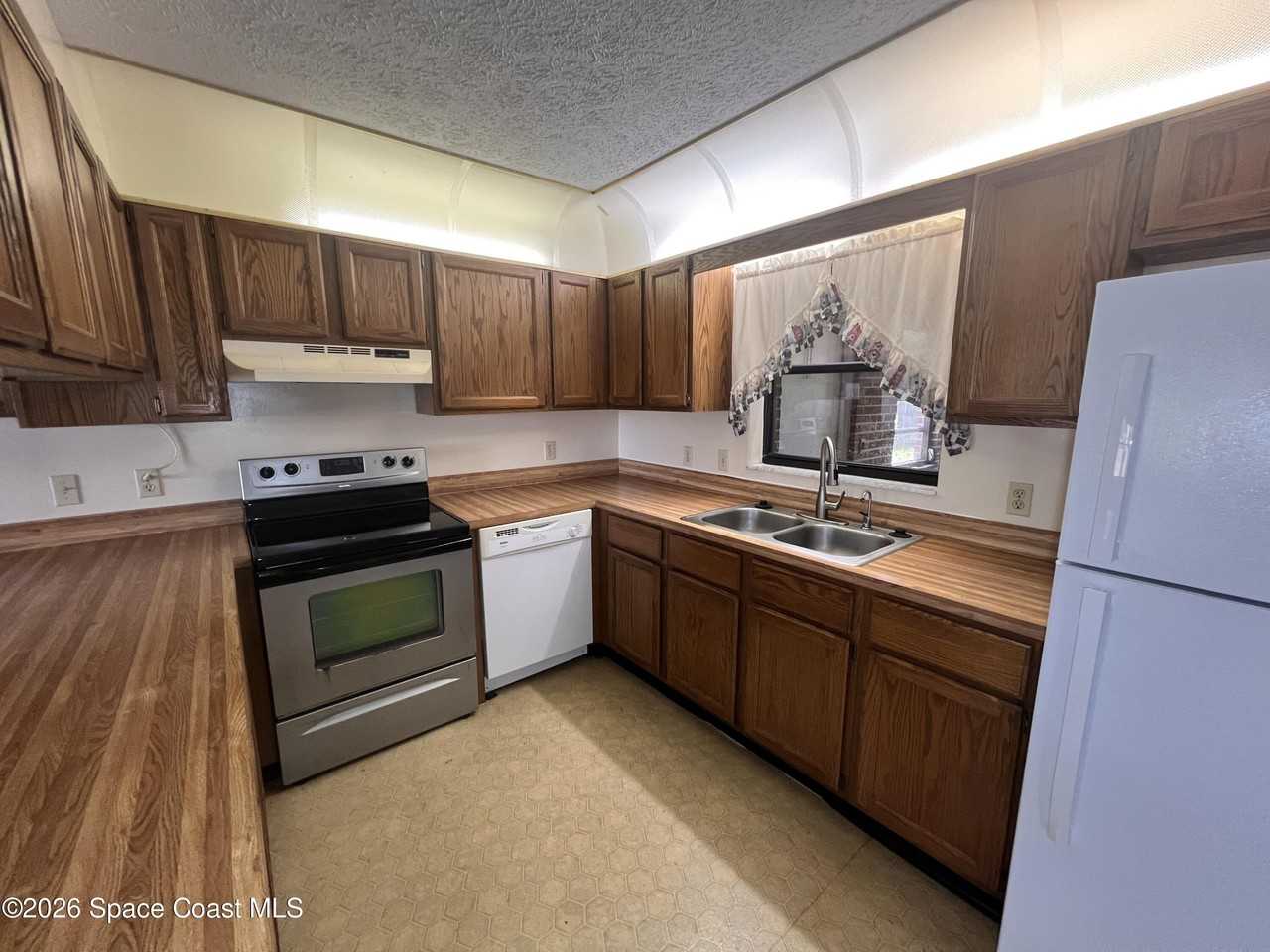 1586 Wacker Ave Se - Photo 7 of 20