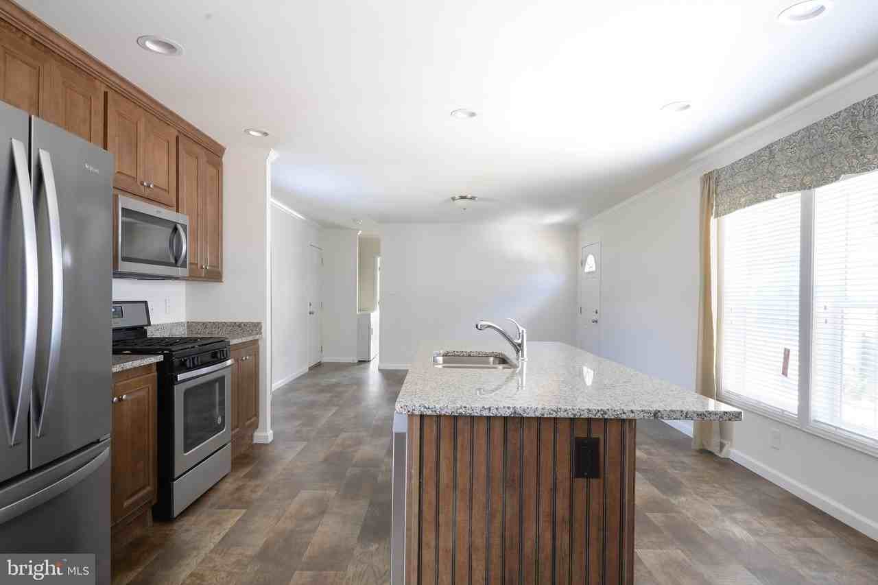 11 Edgewater Dr - Photo 3 of 7