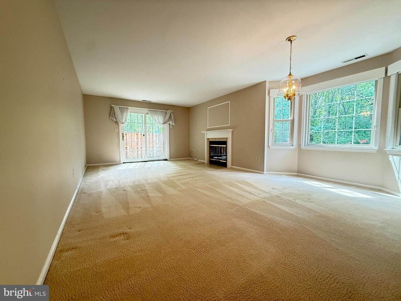 3705 Waltham Ct - Photo 4 of 17
