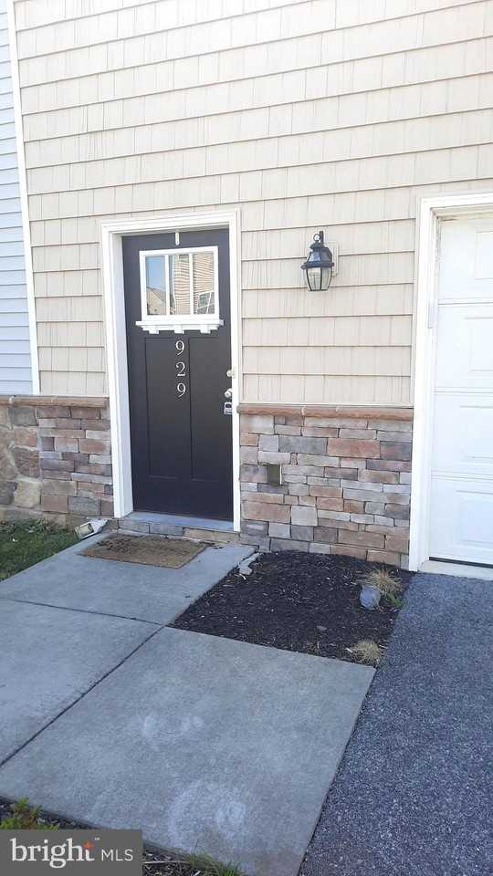 929 Admirals Quay Dr - Photo 2 of 18