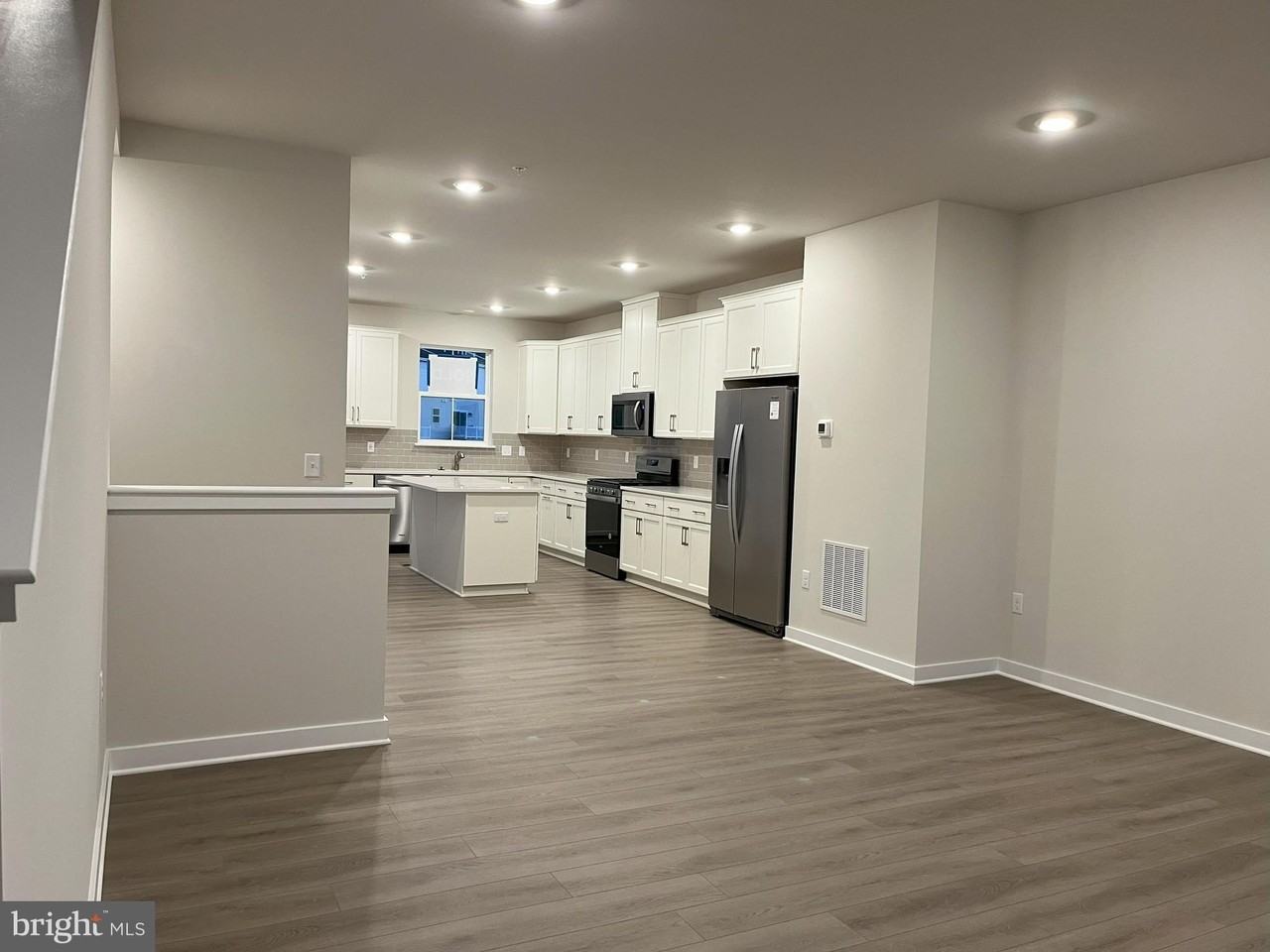 507 Titanium St - Photo 4 of 46