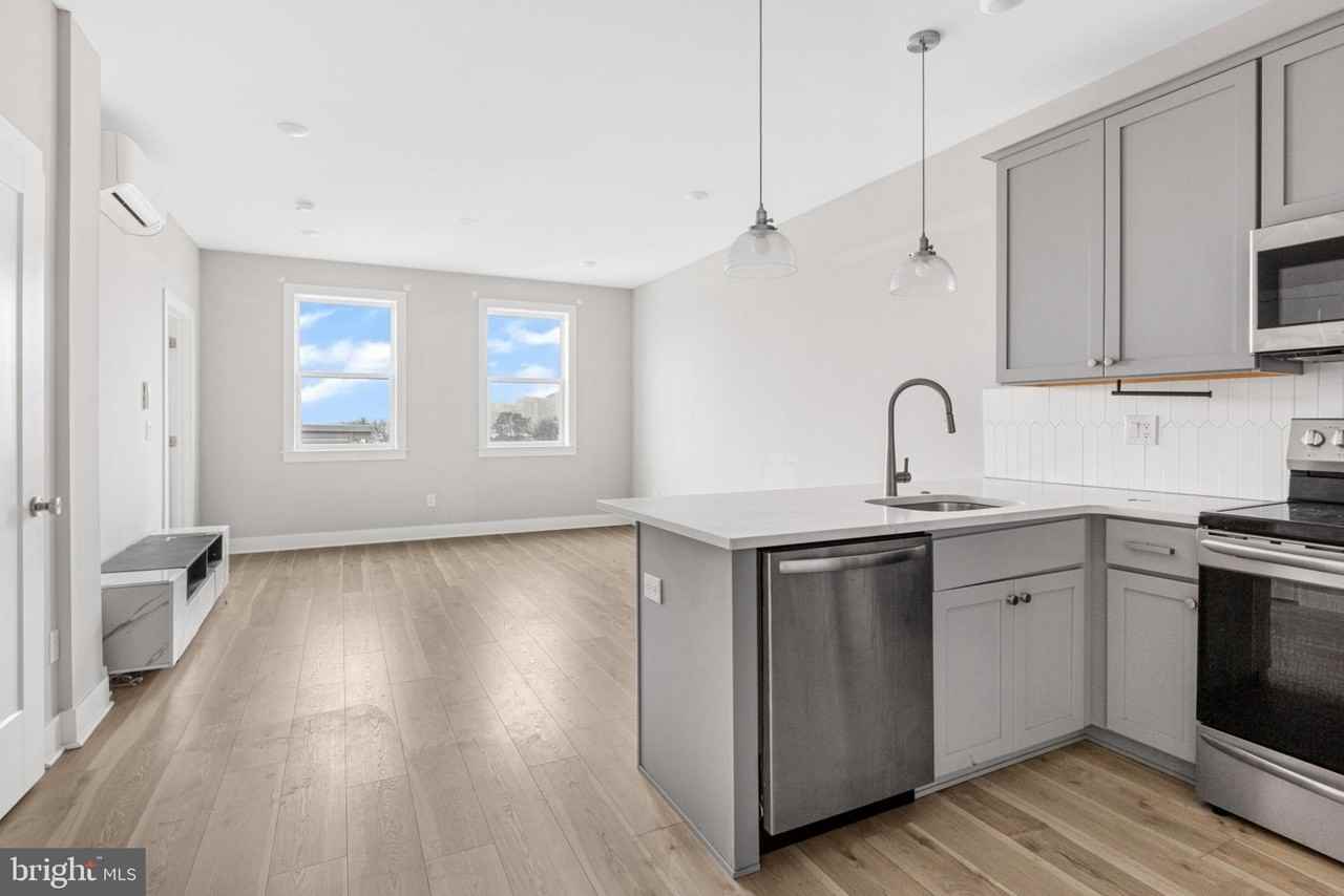 5230 Walnut St #5R - Photo 3 of 18