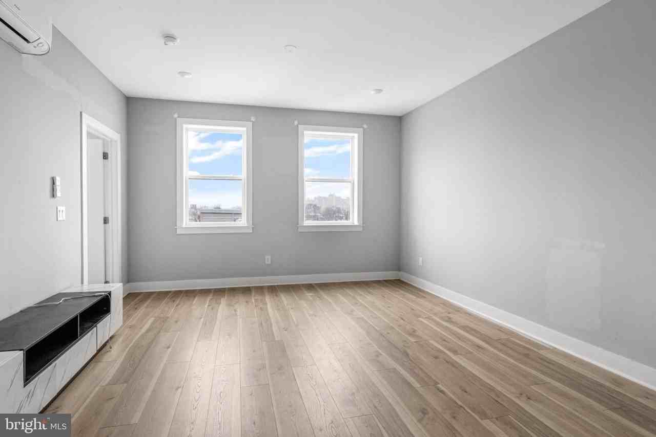 5230 Walnut St #5R - Photo 5 of 18