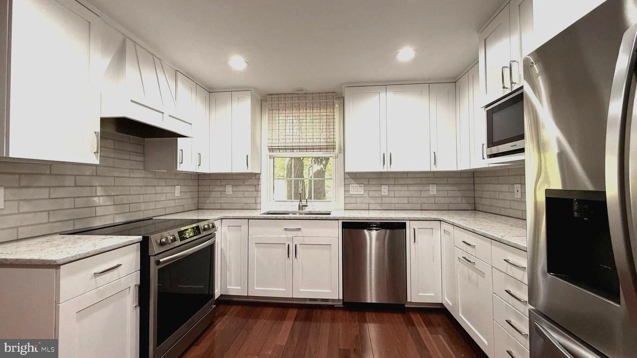 2020 Hopewood Dr - Photo 4 of 9