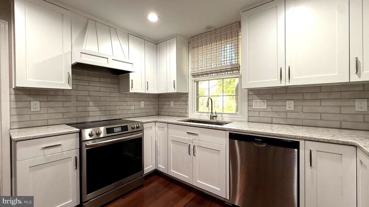 2020 Hopewood Dr - Photo 5 of 9