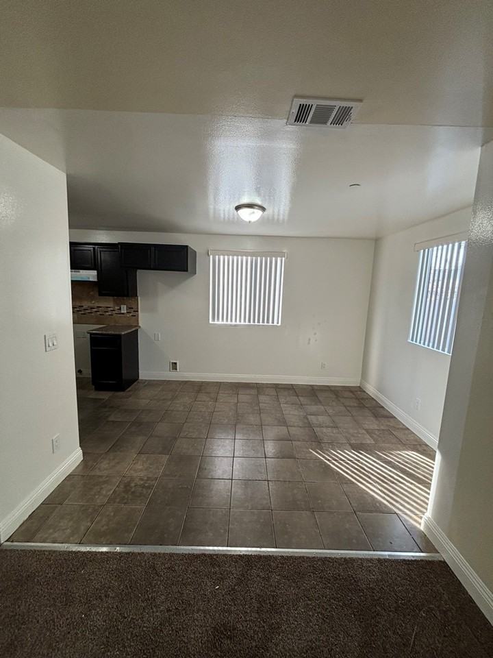 3966 South Hobart Boulevard - Photo 6 of 18