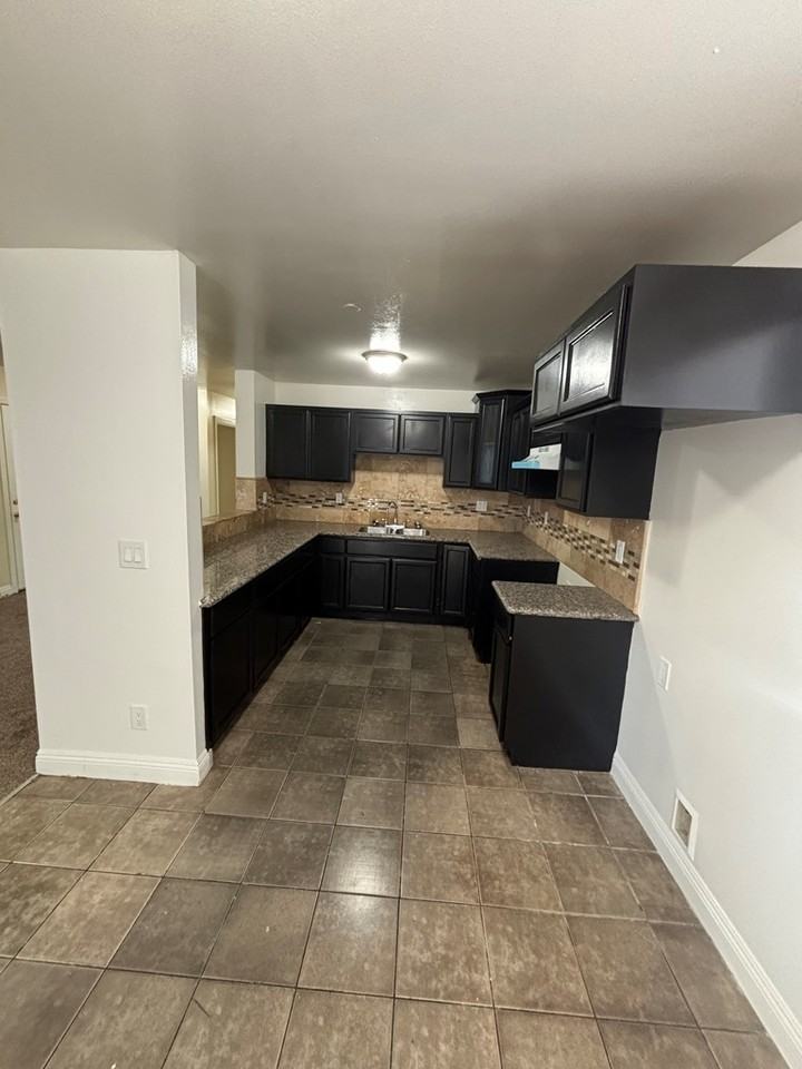 3966 South Hobart Boulevard - Photo 4 of 18