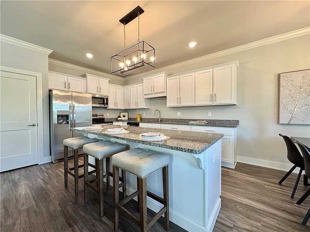 915 Ne Heights Ln - Photo 6 of 39