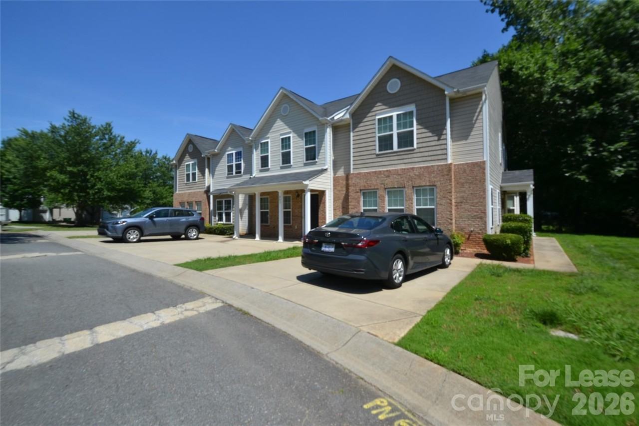 843 Plaza Walk Dr - Photo 3 of 33