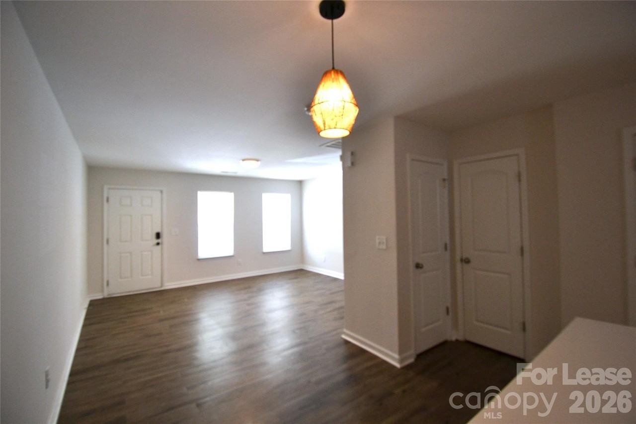 843 Plaza Walk Dr - Photo 4 of 33