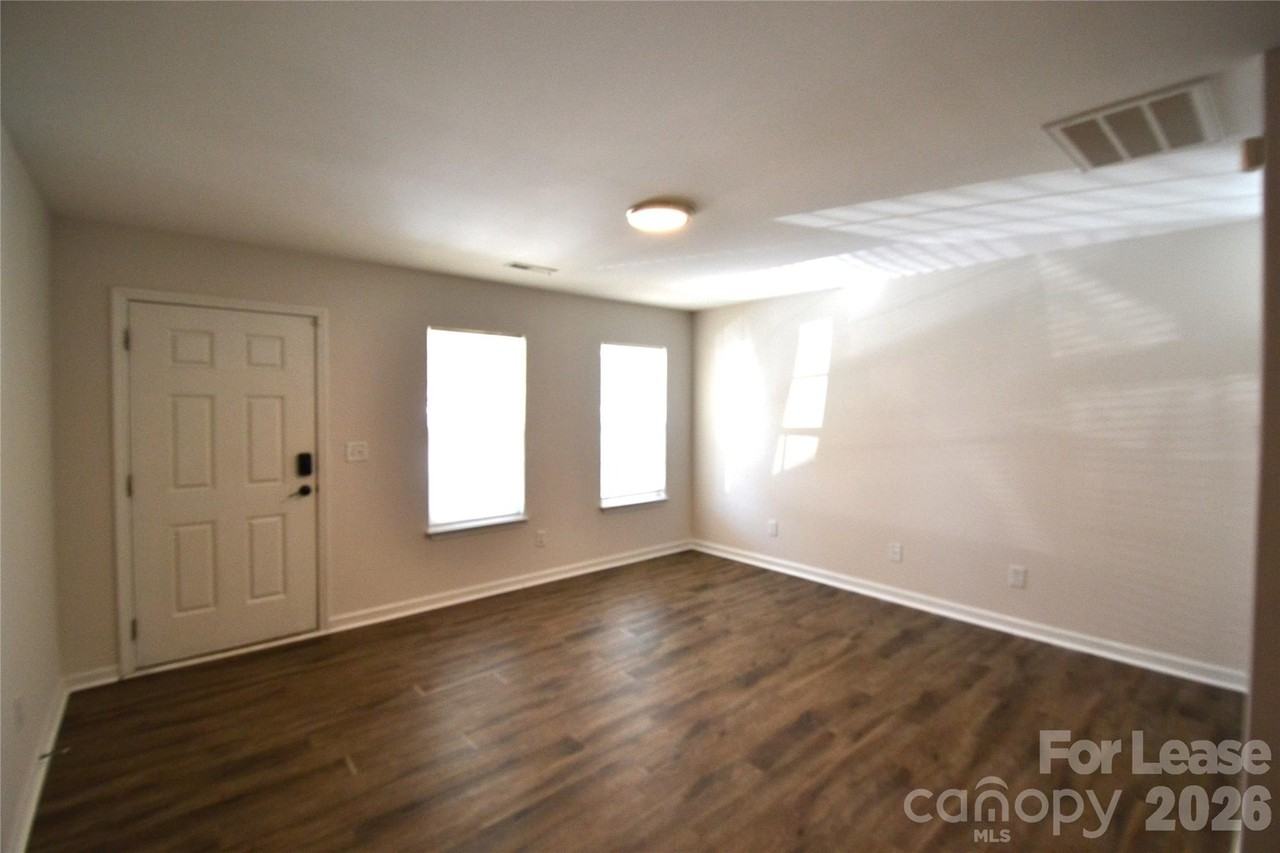 843 Plaza Walk Dr - Photo 5 of 33