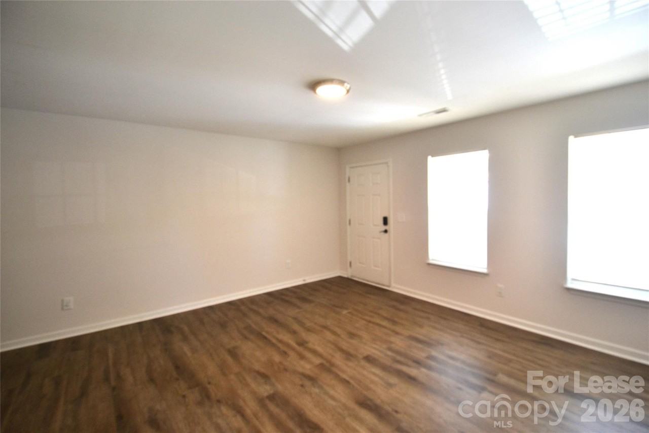 843 Plaza Walk Dr - Photo 6 of 33