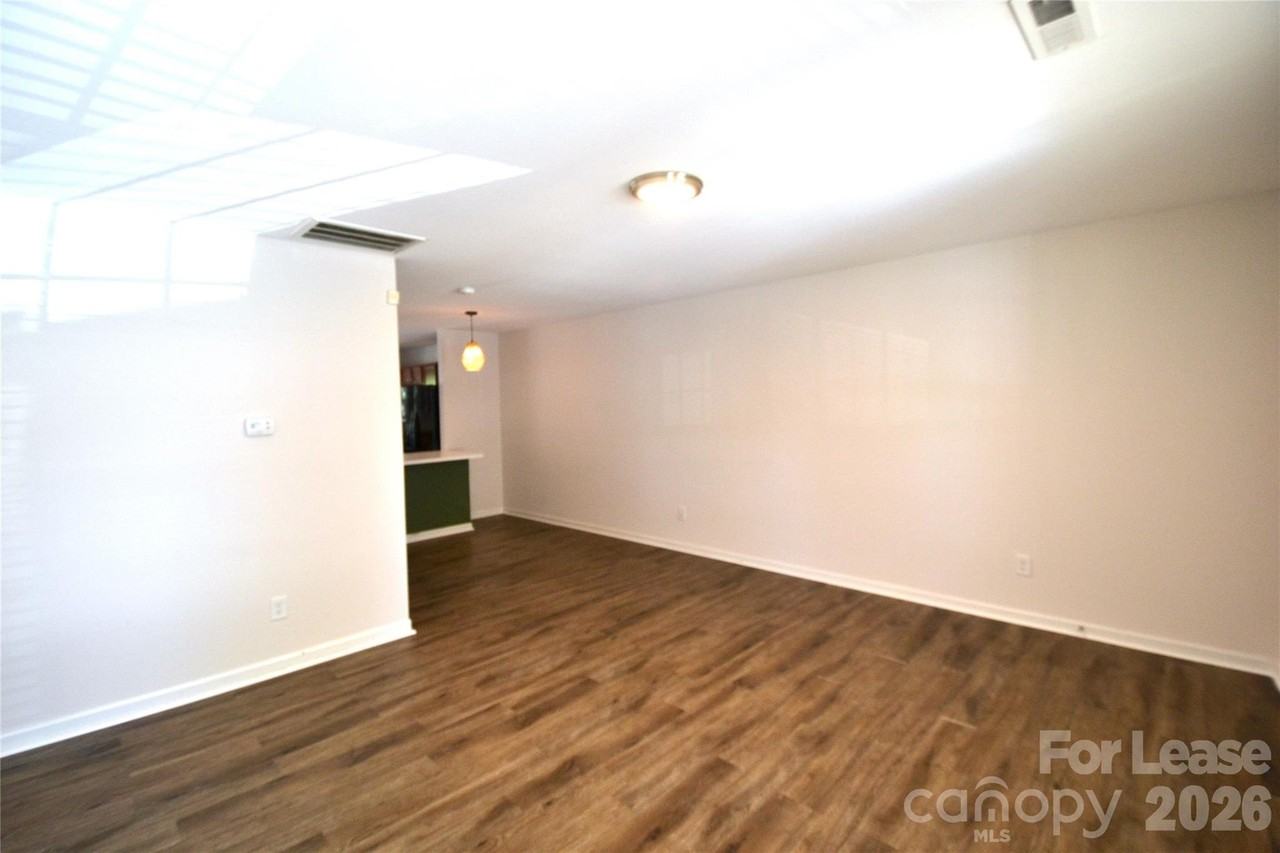 843 Plaza Walk Dr - Photo 7 of 33